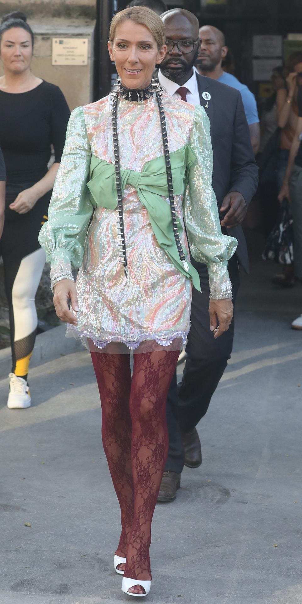 Zu einem Mini-Glitzerkleid kombinierte Céline Dion eine Punkkette und eine Spitzenstrumpfhose.