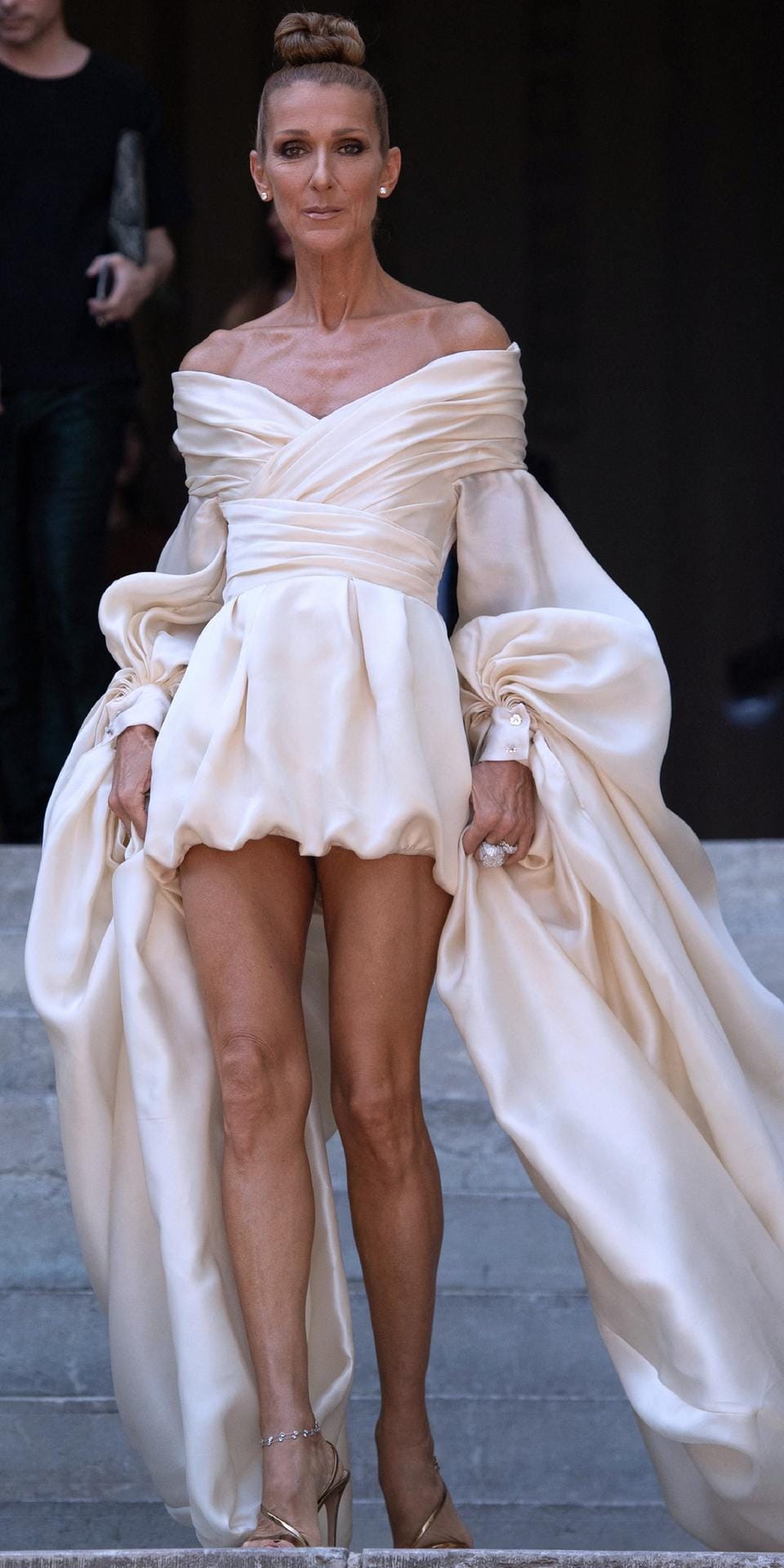 Ein Mini-Kleid mit Mega-Ärmeln: Für die Alexandre-Vauthier-Show wählte Céline Dion eine cremefarbene Robe.