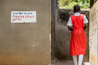 Eine Latrine auf einem Schulgelände: Auf dem Weg auf die Toilette müssen Mädchen und Frauen in Uganda oft Angst haben, vergewaltigt zu werden. Diese ist so gebaut, dass sie vom Schulgebäude aus einsehbar ist – zur Sicherheit.