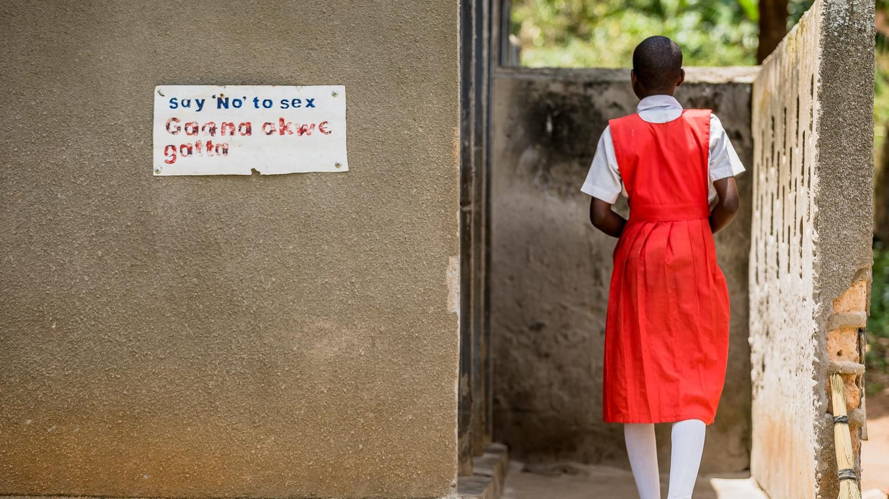 Eine Latrine auf einem Schulgelände: Auf dem Weg auf die Toilette müssen Mädchen und Frauen in Uganda oft Angst haben, vergewaltigt zu werden. Diese ist so gebaut, dass sie vom Schulgebäude aus einsehbar ist – zur Sicherheit.