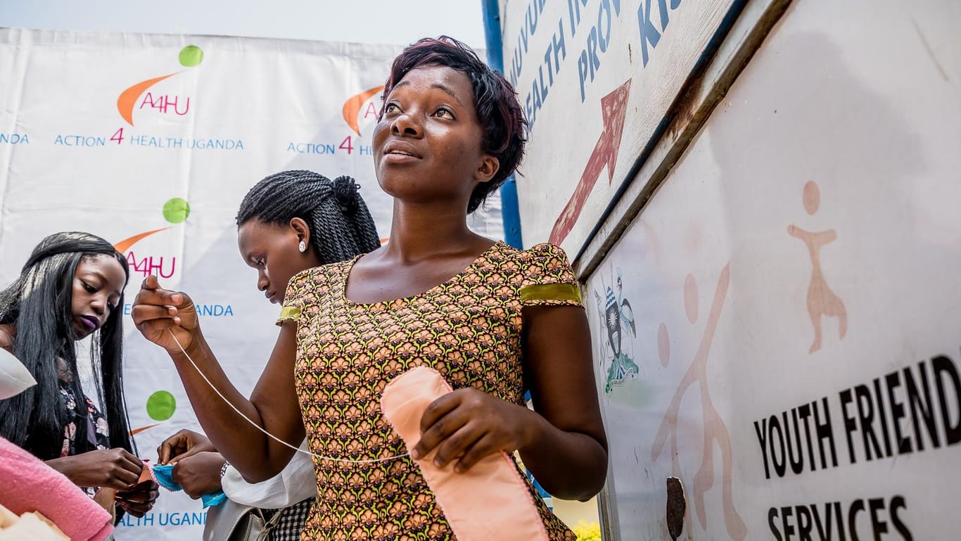 Die Monatsblutung ist in Uganda ein echtes Problem für Frauen: Monatsbinden aus alten Stoffresten werden bis zu einem Jahr getragen. Viele Mädchen haben weder Binden noch Unterhosen – sie verpassen während ihrer Periode deshalb den Unterricht.