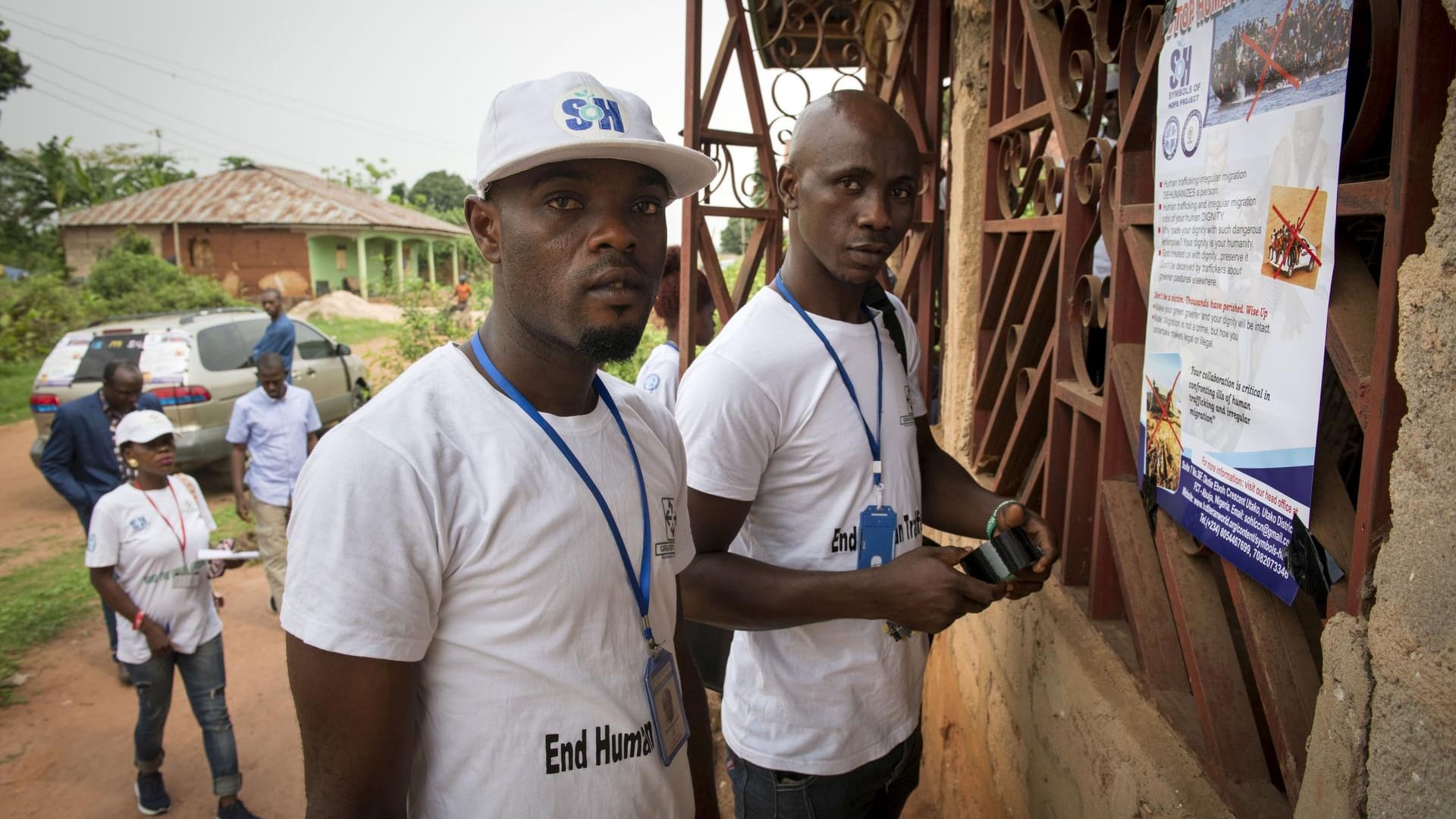 Nosa Okundia (l.) und Stephen Uweifo besuchen Schulen, Kirchengemeinden, warnen vor falschen Freunden und bezahlten Lockvögeln, vor einer Reise, die schon viele das Leben gekostet hat.