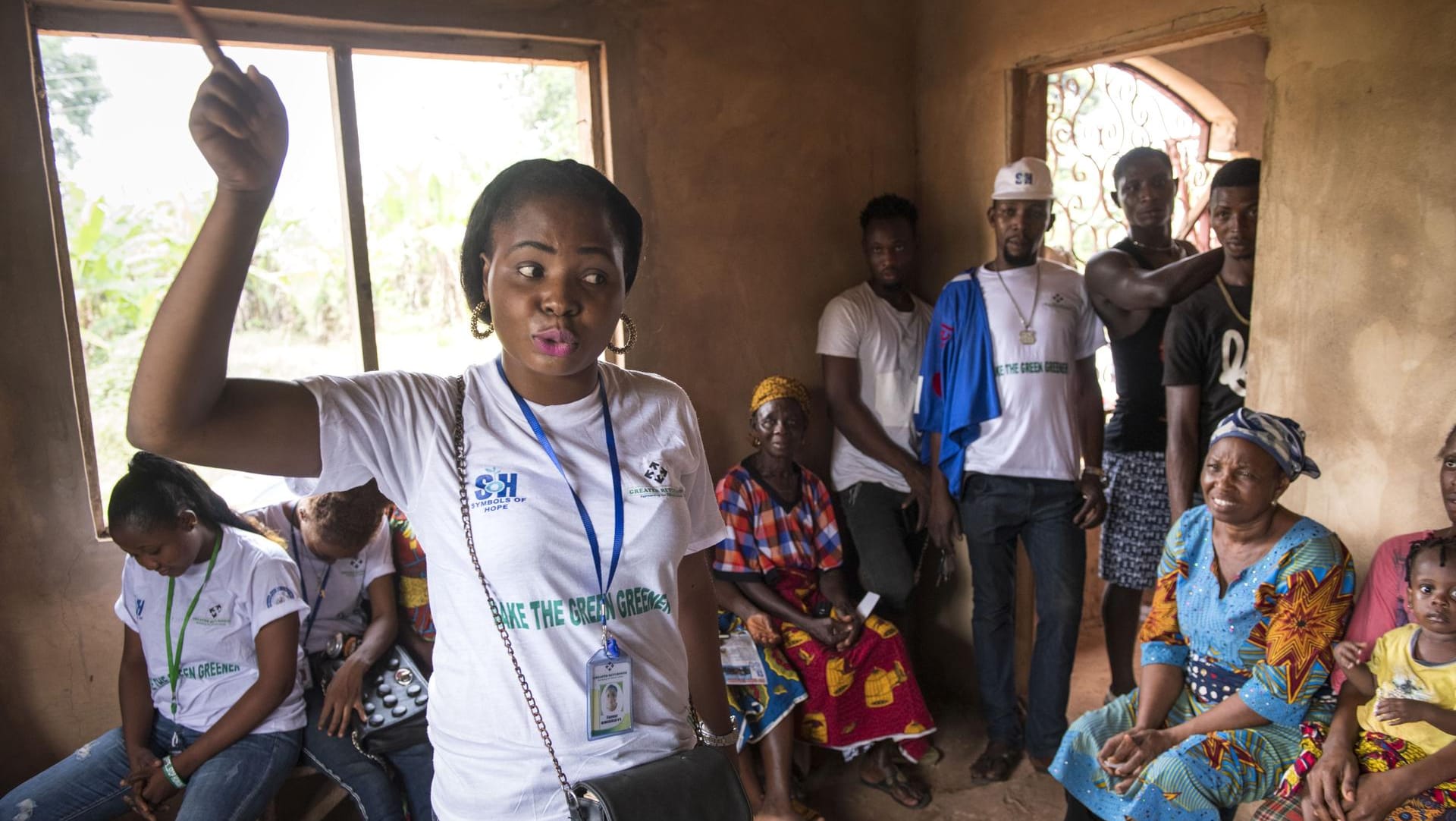 Avour Omoruyi erzählt in einem Gemeindehaus in einem Vorort von Benin City ihre Geschichte. Mittlerweile bricht sie nicht mehr in Tränen aus, wenn sie von den Erlebnissen auf der Flucht berichtet.