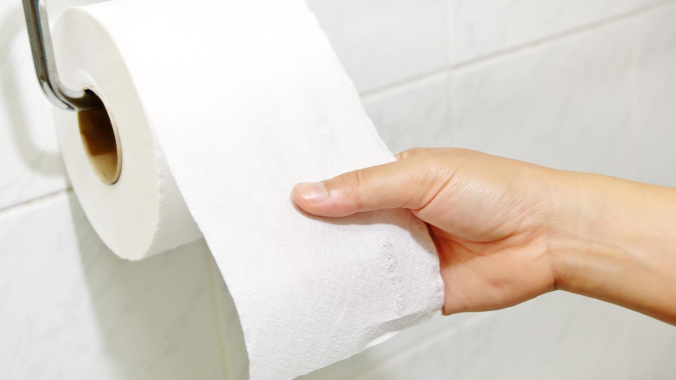 Eine Frau hält Toilettenpapier in der Hand: Die Tücher können umweltschädliche Stoffe enthalten. (Symbolbild)