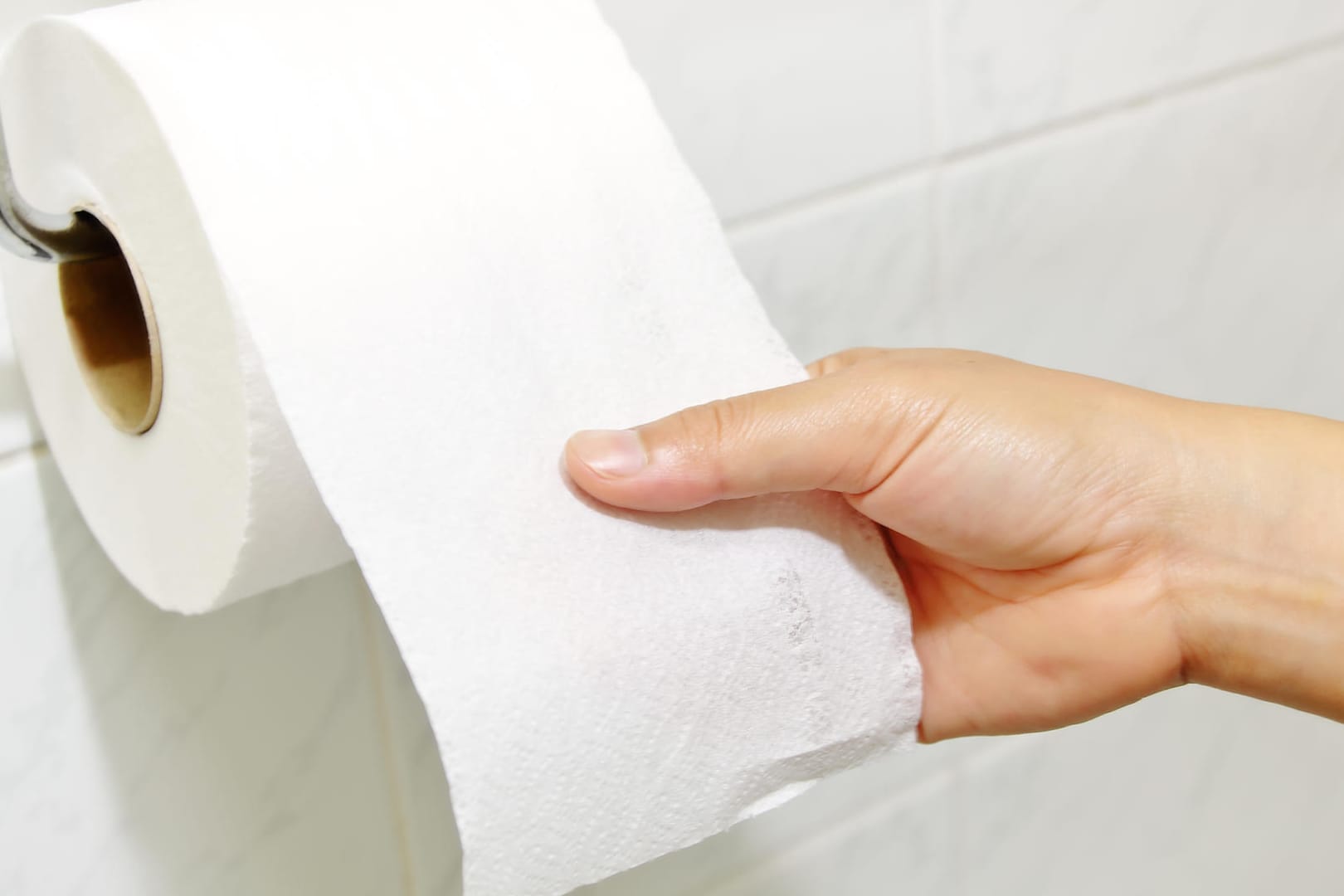 Eine Frau hält Toilettenpapier in der Hand: Die Tücher können umweltschädliche Stoffe enthalten. (Symbolbild)