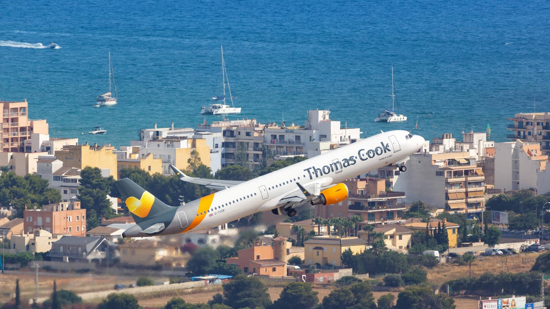 Thomas Cook Airbus A321 startet von Mallorca: Hotels auf der Urlaubsinsel sollen Thomas-Cook-Kunden zur Kasse gebeten haben.