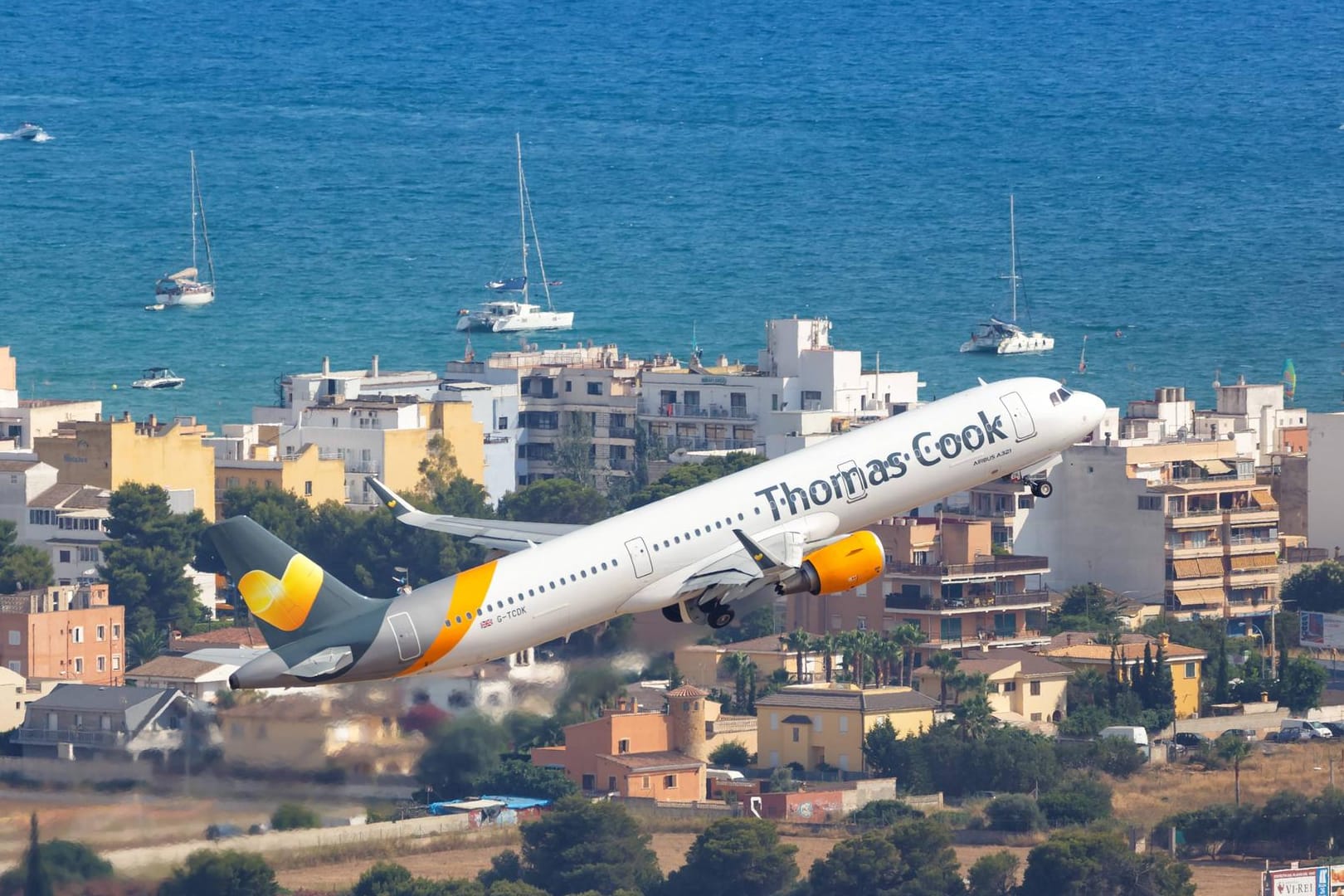 Thomas Cook Airbus A321 startet von Mallorca: Hotels auf der Urlaubsinsel sollen Thomas-Cook-Kunden zur Kasse gebeten haben.