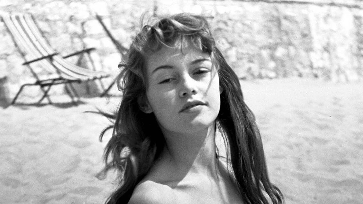 1955 in Cannes: Brigitte Bardot posiert am Strand.