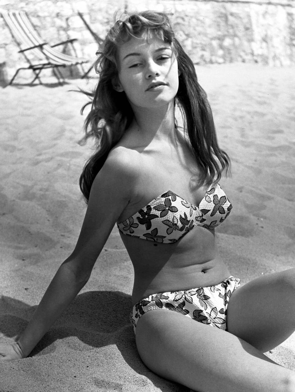 1955 in Cannes: Brigitte Bardot posiert am Strand.