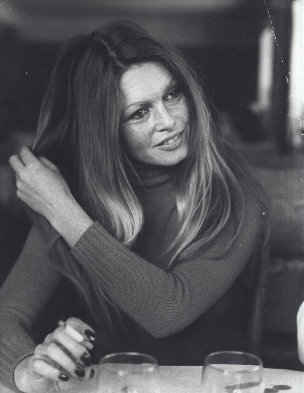 In den 1970er Jahren trägt Brigitte Bardot wieder ihre Naturhaarfarbe braun.