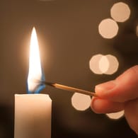 Brennendes Streichholz: Das Ruß der Kerzen kann sich auch an Wänden und auf der Einrichtung Ruß absetzen und Schäden verursachen.