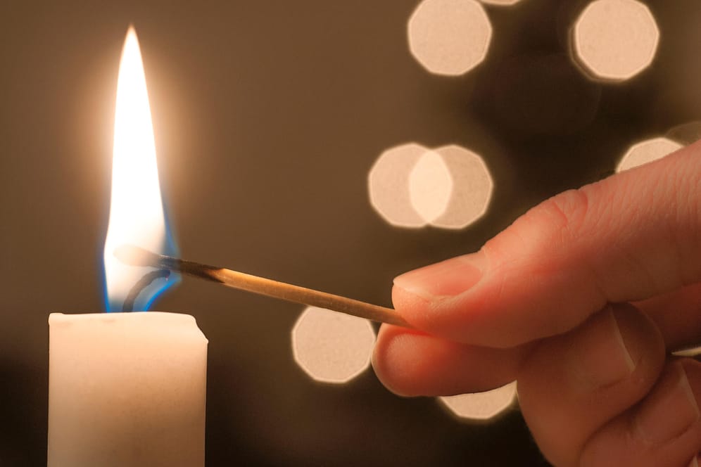 Brennendes Streichholz: Das Ruß der Kerzen kann sich auch an Wänden und auf der Einrichtung Ruß absetzen und Schäden verursachen.