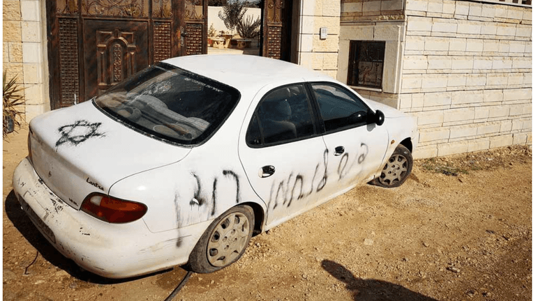 25.11.2018: Siedler beschmieren das Auto eines Palästinensers und zerstechen die Reifen. Die israelische Polizei nimmt den Vorfall auf, ohne Folgen.