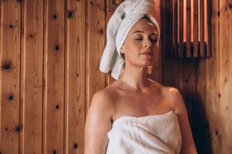 Eine Frau in der Sauna (Symbolfoto): An mehreren Tagen in der Woche dürfen Kinder nicht in die Saunenanlage des Blu in Potsdam.