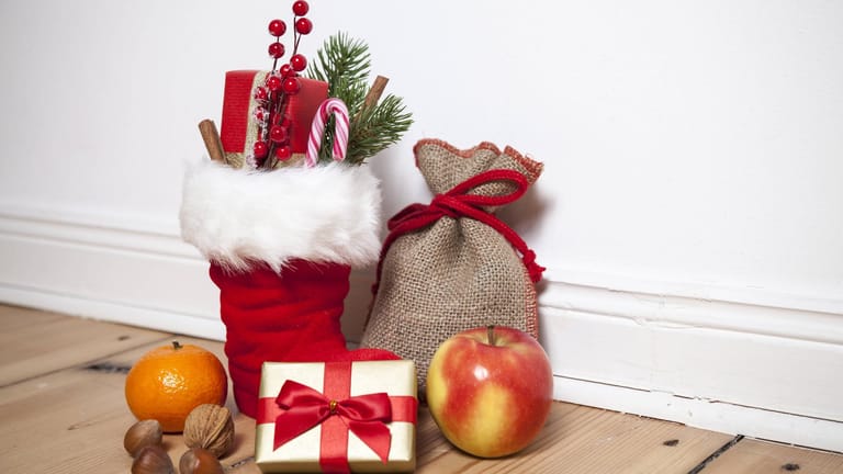 Nikolausstiefel: Auch kleine Geschenke werden gerne am 6. Dezember überreicht.