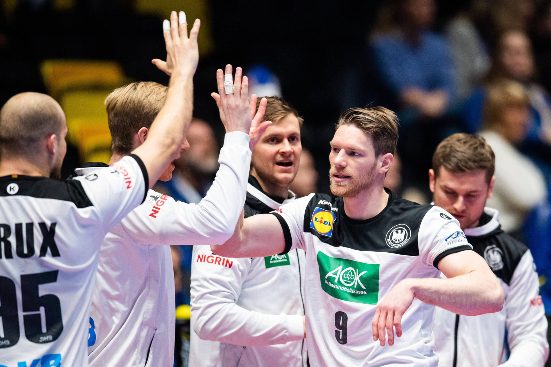 In einem umkämpften Spiel zitterte sich eine wechselhaft agierende deutsche Mannschaft mit einem 28:27-Sieg gegen Lettland in die Hauptrunde. t-online.de hat die Leistung der deutschen Handballer mit Schulnoten bewertet.