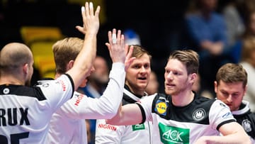 In einem umkämpften Spiel zitterte sich eine wechselhaft agierende deutsche Mannschaft mit einem 28:27-Sieg gegen Lettland in die Hauptrunde. t-online.de hat die Leistung der deutschen Handballer mit Schulnoten bewertet.