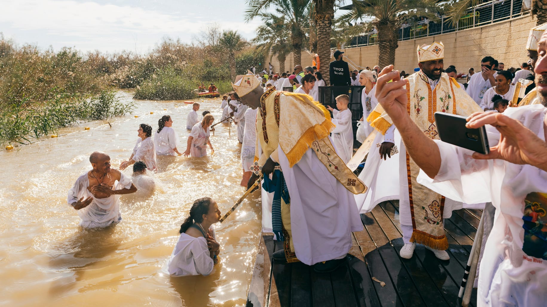 Taufsaison am Jordan: Tausende Gläubige drängen sich im Januar an den Ufern des Flusses zwischen Jordanien und Israel.