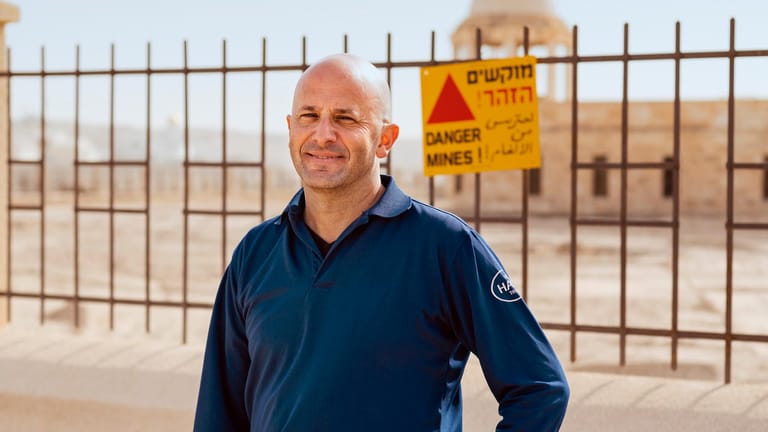 Ronen Shimoni überwacht die Minenräumung des Geländes. Er hat erreicht, dass Israel, Jordanien, die Palästinensische Autonomiebehörde und die Kirchen kooperieren.