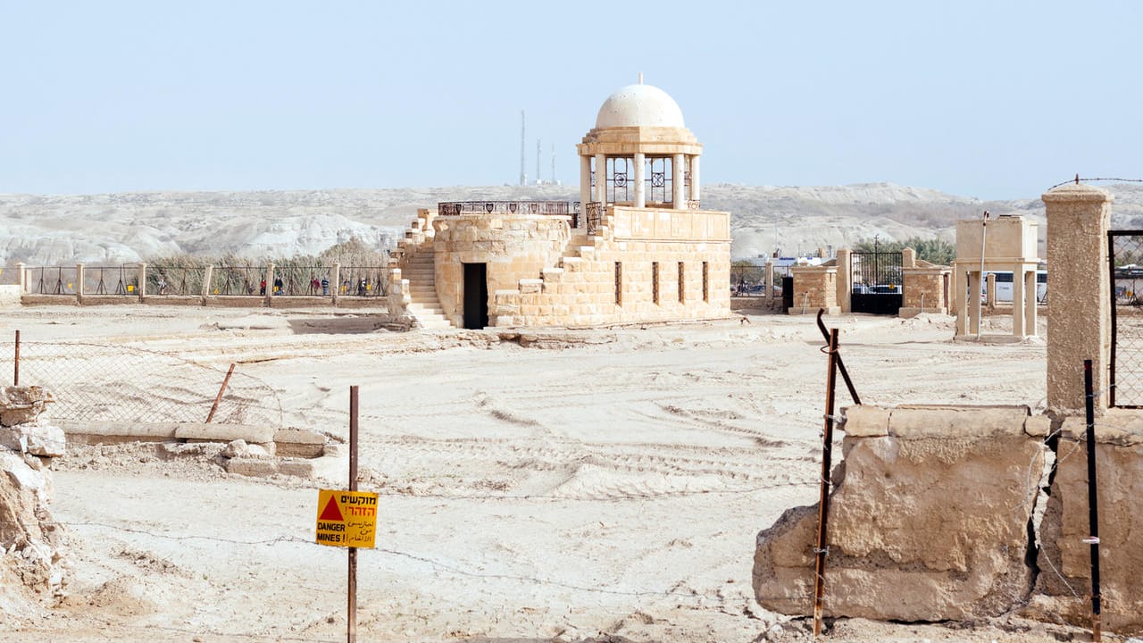 Franziskanerkloster am Jordan: Das Grundstück haben Mönche 1932 erworben und 1956 darauf eine Kirche gebaut. Seit dem Sechstagekrieg 1967 war das Kloster umgeben von einem 60 Hektar großen Minenfeld.