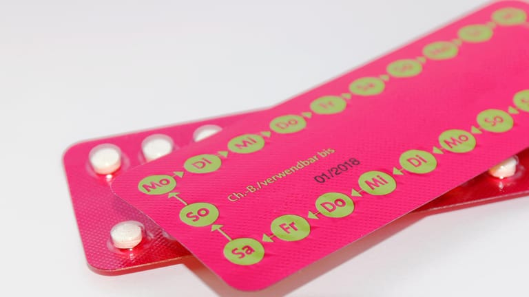 Die Anti-Baby-Pille schützt Frauen seit den 1960er Jahren vor ungewollter Schwangerschaft. Die Pille enthält Hormone, welche einerseits den Eisprung hemmen und eine Befruchtung unmöglich machen. Andererseits verändern die in der Pille enthaltenen Hormone den Schleim in der Gebärmutter, so dass Spermien nicht eindringen können. Die Pille gilt als eines der sichersten Verhütungsmittel.