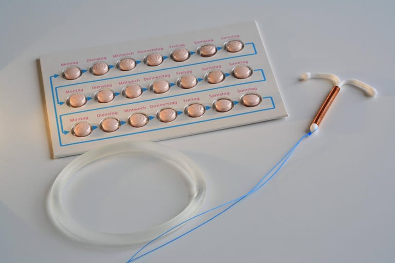 Der Hormonring (unten links), auch Verhütungsring genannt, ist ein Verhütungsmittel, welches durch die Abgabe von Hormonen den Eisprung verhindert. Dazu wird der Ring wie ein Tampon in die Vagina eingeführt und nach drei Wochen wieder entfernt.