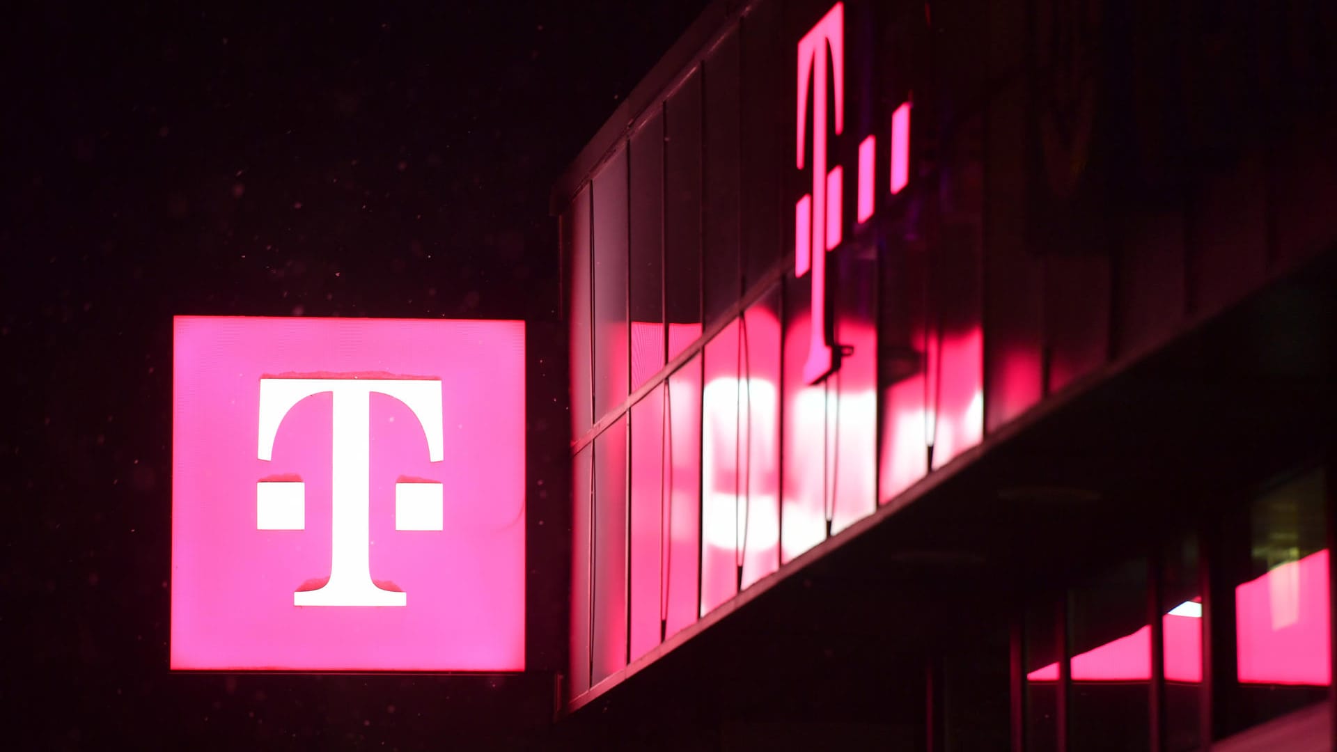 Schild mit Telekom-Logo: Nach einem Datenklau sollten Sie Ihr Passwort ändern.