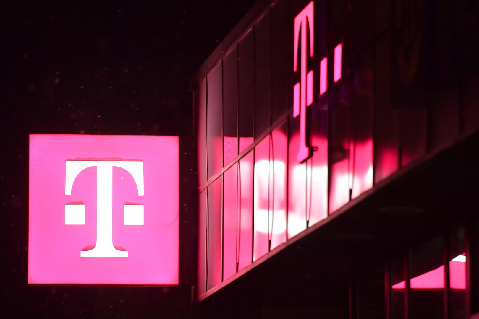 Schild mit Telekom-Logo: Nach einem Datenklau sollten Sie Ihr Passwort ändern.