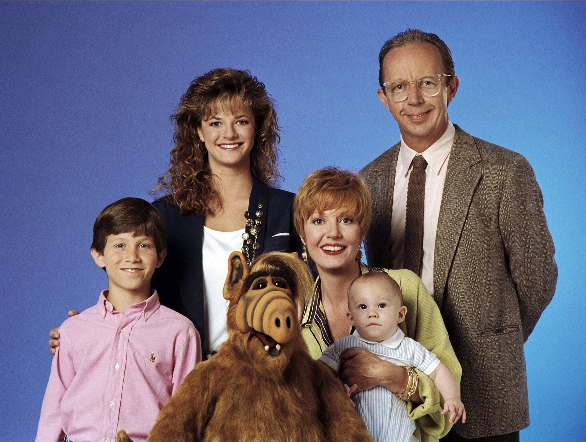 Familie Tanner und ihr Alf: Die erfolgreiche 80-Jahre Sitkom aus den USA lief von 1986 bis 1990. In 102 Teilen zauberten die Schauspieler und natürlich Alf den Zuschauern ein Lachen ins Gesicht. ALF steht für "Außerirdische Lebensform".