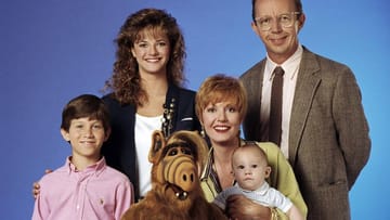 Familie Tanner und ihr Alf: Die erfolgreiche 80-Jahre Sitkom aus den USA lief von 1986 bis 1990. In 102 Teilen zauberten die Schauspieler und natürlich Alf den Zuschauern ein Lachen ins Gesicht. ALF steht für "Außerirdische Lebensform".