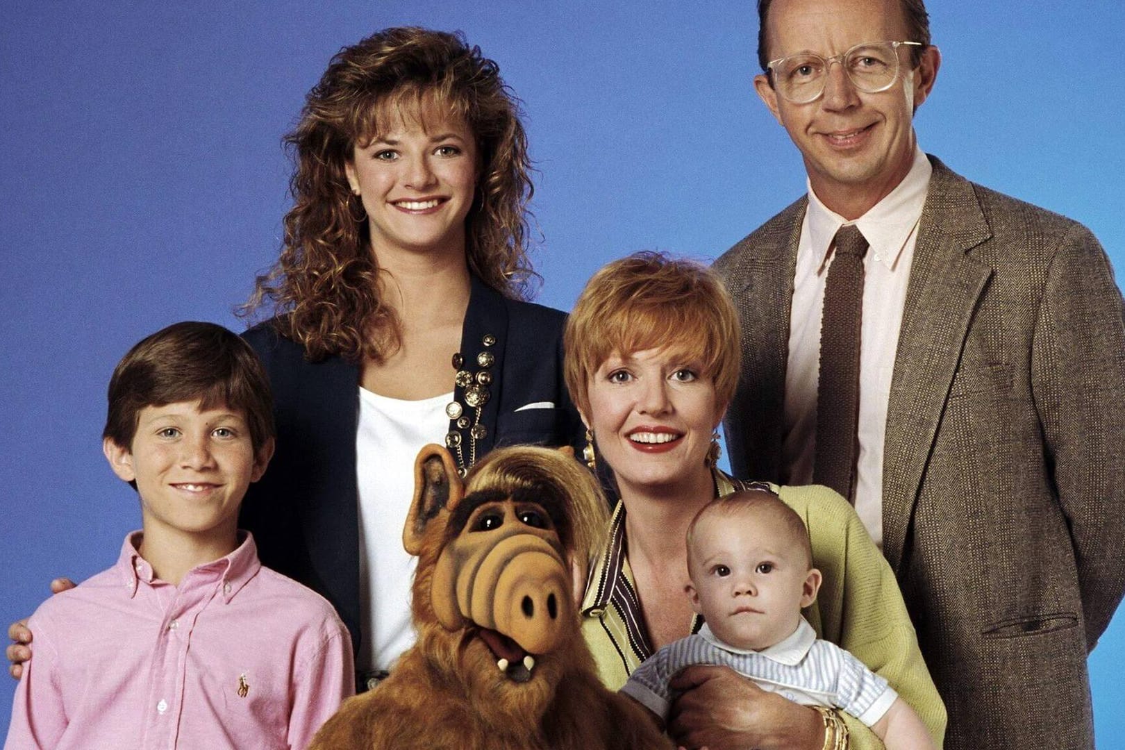 Familie Tanner und ihr Alf: Die erfolgreiche 80-Jahre Sitkom aus den USA lief von 1986 bis 1990. In 102 Teilen zauberten die Schauspieler und natürlich Alf den Zuschauern ein Lachen ins Gesicht. ALF steht für "Außerirdische Lebensform".