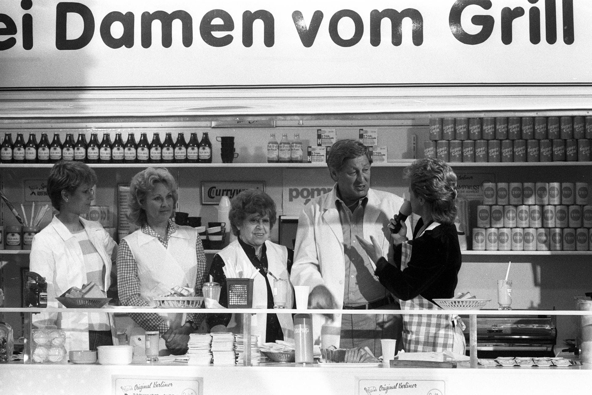 "Drei Damen vom Grill": Gabriele Schramm, Brigitte Grothum, Brigitte Mira und Günter Pfitzmann im Kult-Imbisswagen der Serie.