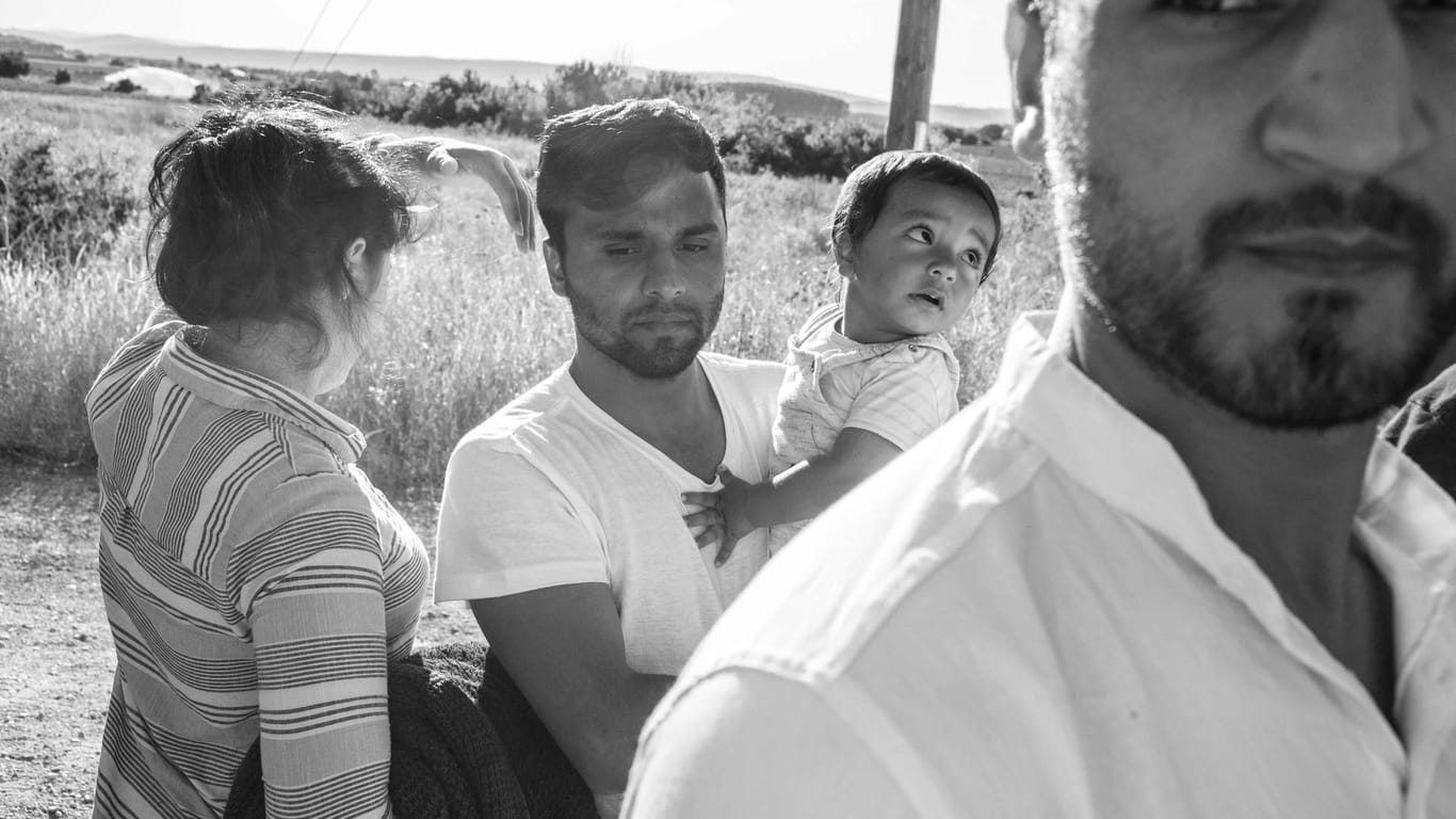 Flüchtlinge, die gerade ein Auffanglager verlassen. In den vergangenen Monaten versuchten zunehmend mehr Menschen, den Fluss nach Griechenland zu queren.