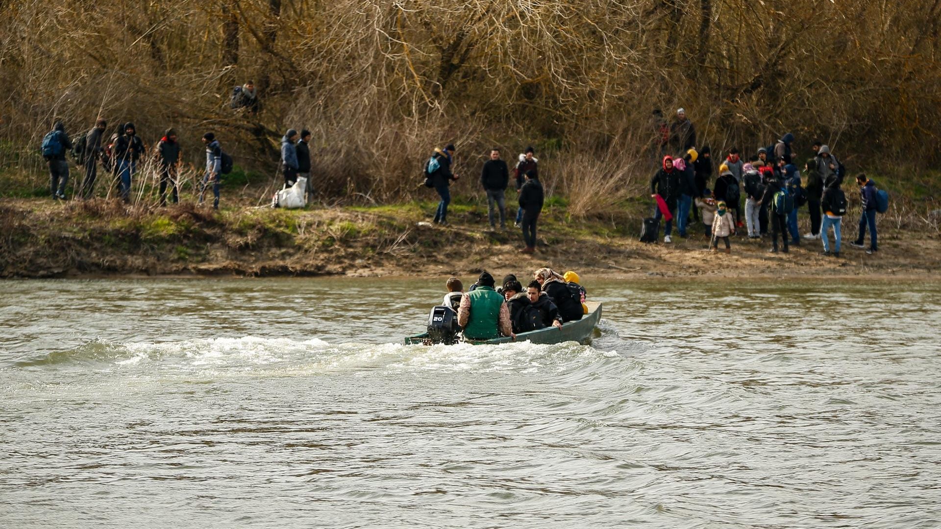 Geflüchtete versuchen, Griechenland in einem Boot über den Fluss Mariza (Fluss Evros in Griechenland) von der Türkei aus zu erreichen.