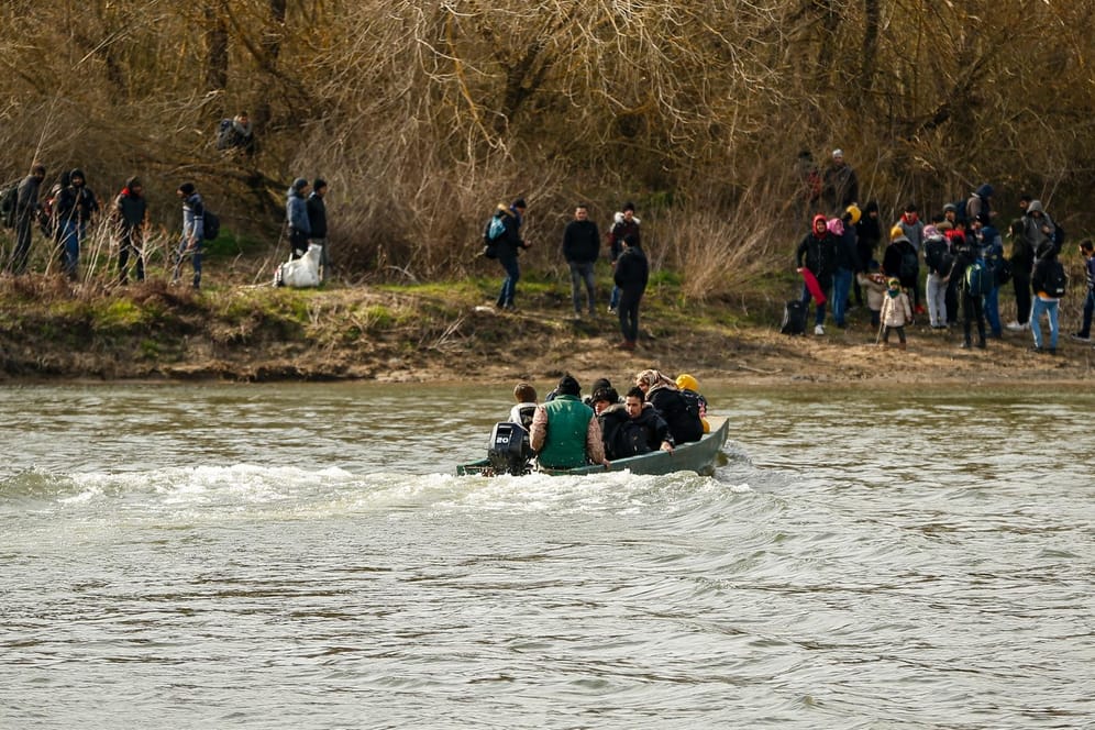 Geflüchtete versuchen, Griechenland in einem Boot über den Fluss Mariza (Fluss Evros in Griechenland) von der Türkei aus zu erreichen.