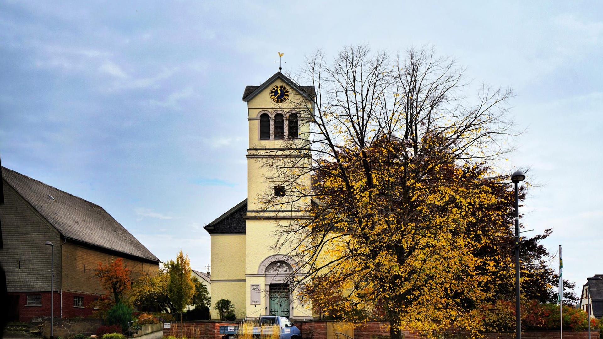 Die evangelische Kirche in Büchenbeuren. Hier arbeitet Pfarrerin Sandra Menzel. Im Januar 2019 durchsuchte die Polizei die Gemeinderäume.