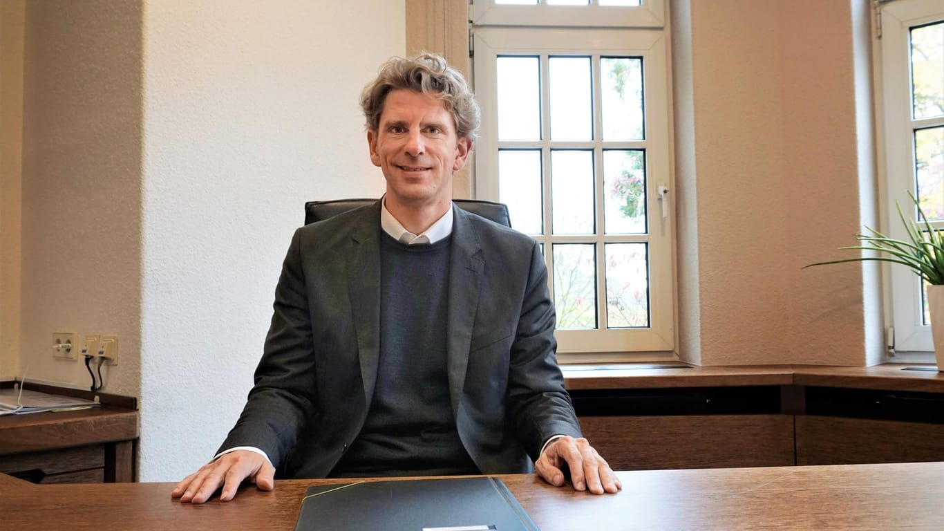 CDU-Landrat Marlon Bröhr in seinem Büro in der Kreisverwaltung in Simmern. Kirchenasyl hält er für unnötig: In Ausnahmefällen seien die Härtefallkommissionen zuständig.