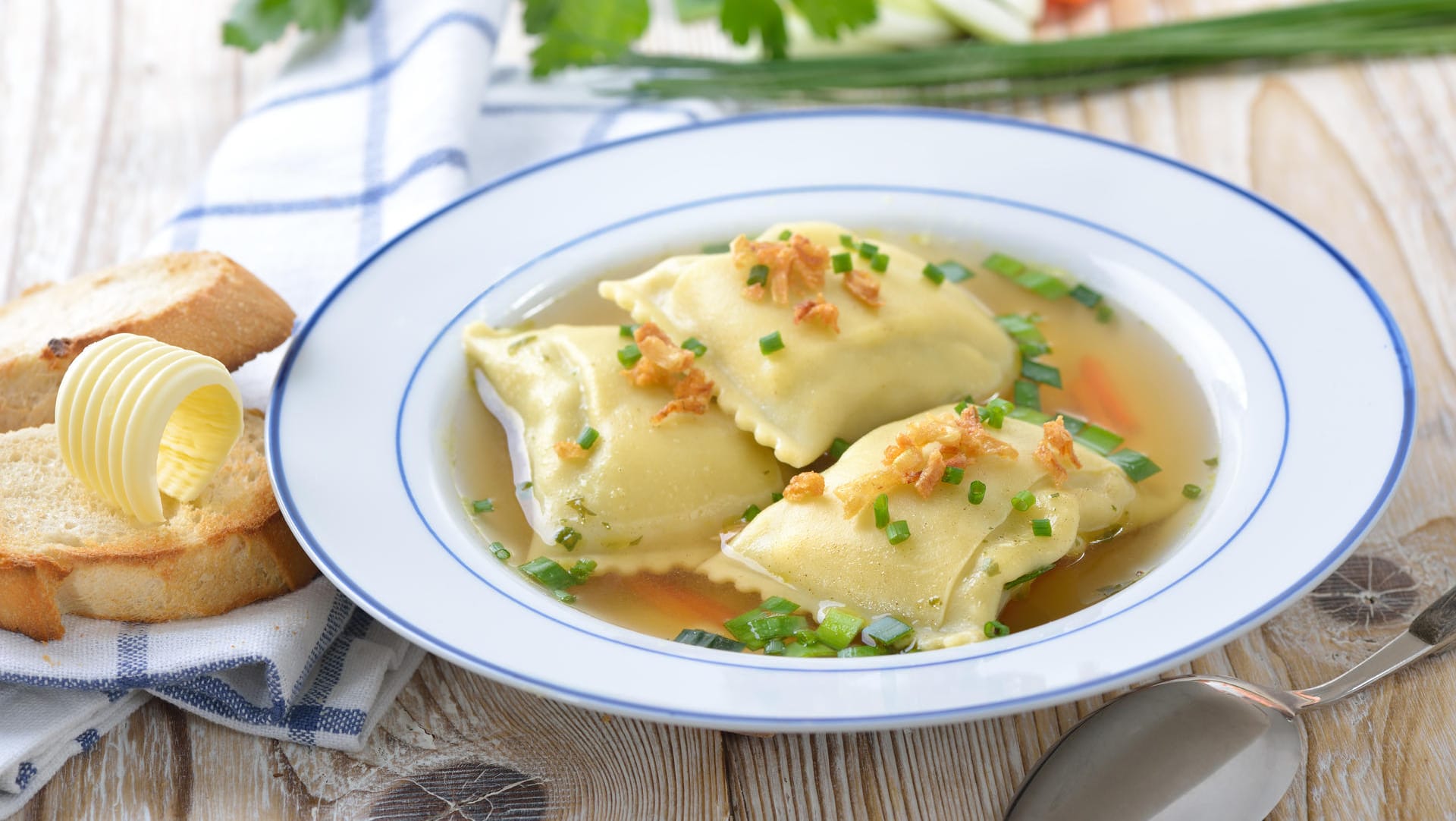 Natürlich gilt dem leiblichen Wohl während der Osterzeit neben allem Brauchtum ein besonderes Augenmerk. So gelten hausgemachte Maultaschen in Schwaben als typisches Ostergericht. Eine Legende besagt, dass Mönche während der Fastenzeit das Fleisch vor Gott verstecken wollten, was den Maultaschen den Beinamen "Herrgottsbscheißerle" bescherte. Eine andere will belegen, dass Protestanten den ursprünglich nur mit Kräutern und Spinat gefüllten Teigtaschen heimlich Fleisch beifügten.