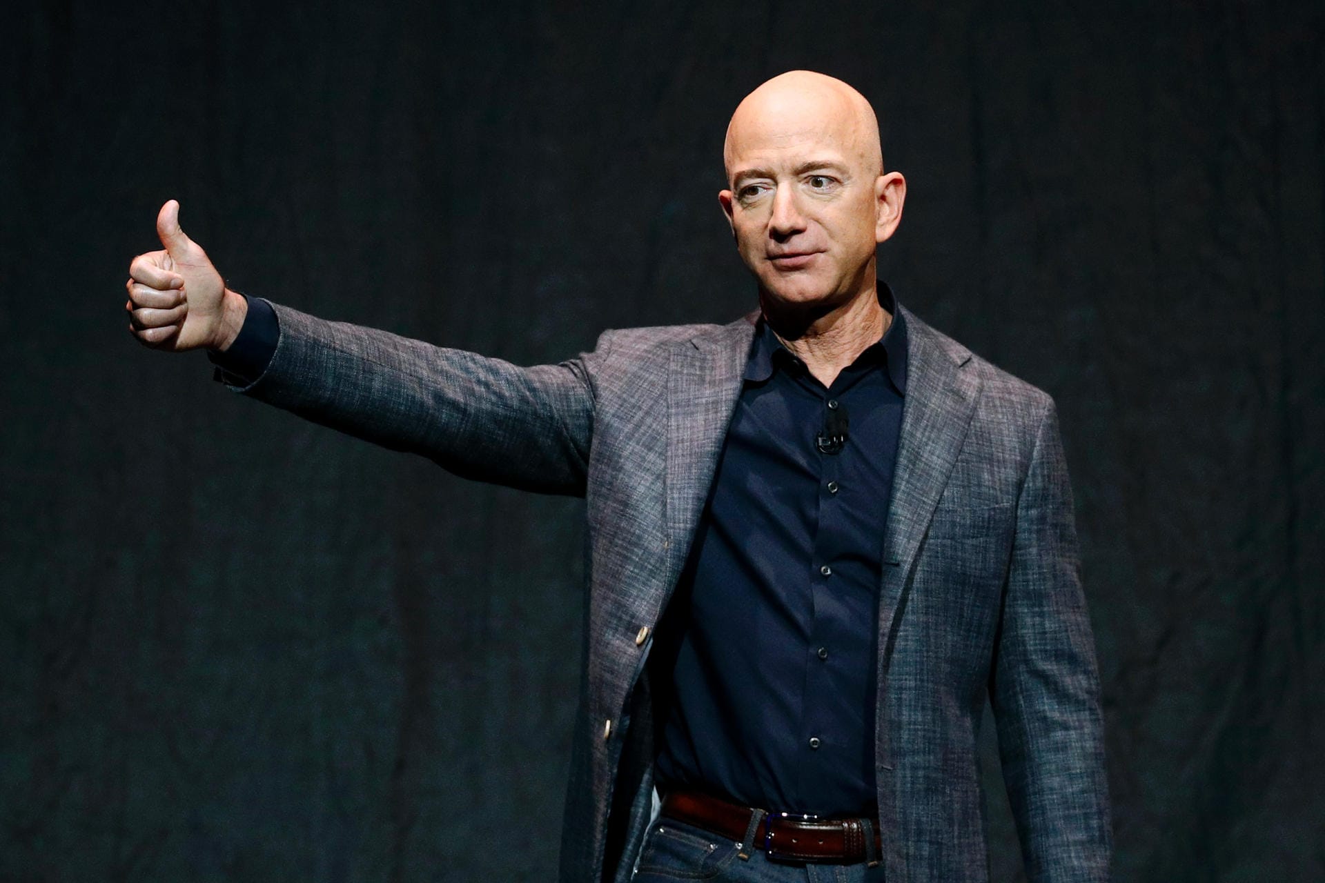 Auf den zweiten Platz kommt Jeff Bezos. Er hat den Online-Versandhändler Amazon gegründet und war bis Juli 2021 auch der Chef des Konzerns. Laut "Forbes" besitzt Bezos ein Vermögen von rund 171 Milliarden US-Dollar.