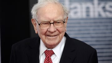 Warren Buffett kommt mit einem geschätzten Vermögen von rund 118 Milliarden US-Dollar auf den fünften Platz, nachdem er vergangenes Jahr noch den sechsten erreichte. Der 91-Jährige ist auch bekannt als "Orakel von Omaha" und gilt als einer der erfolgreichsten Investoren aller Zeiten.