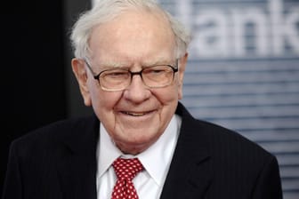 Warren Buffett kommt mit einem geschätzten Vermögen von rund 118 Milliarden US-Dollar auf den fünften Platz, nachdem er vergangenes Jahr noch den sechsten erreichte. Der 91-Jährige ist auch bekannt als "Orakel von Omaha" und gilt als einer der erfolgreichsten Investoren aller Zeiten.