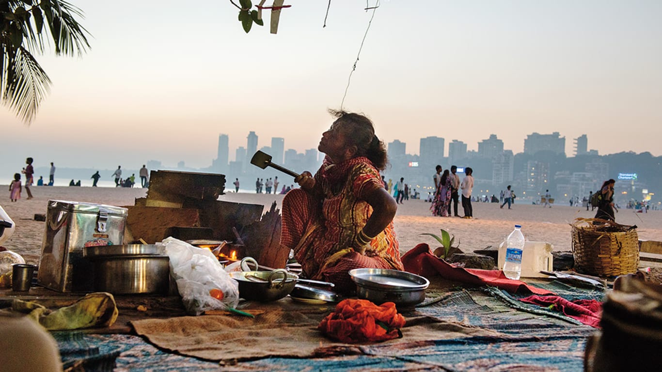 Der Strand, an dem Meenas Familie lebt, heißt Girgaon Chowpatty. Reis, Zucker, Mehl und Öl bekommt sie vergünstigt vom Staat.