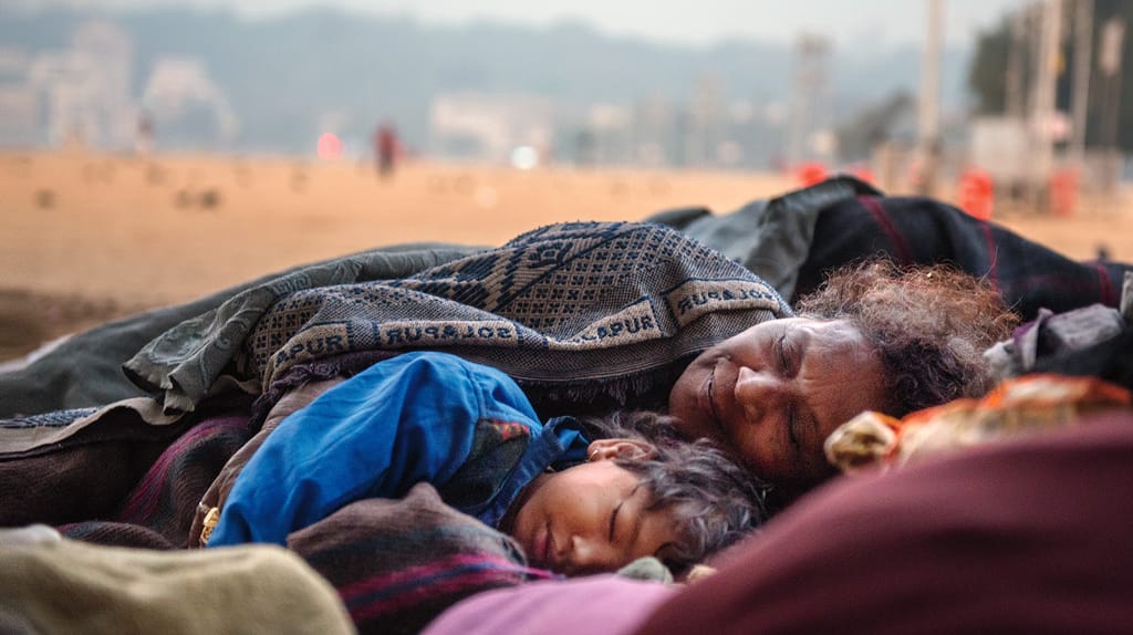 Am Strand von Mumbai, wo Meena mit ihrer Familie lebt, ist es gefährlich. Drum passt sie besonders gut auf die Enkel auf.