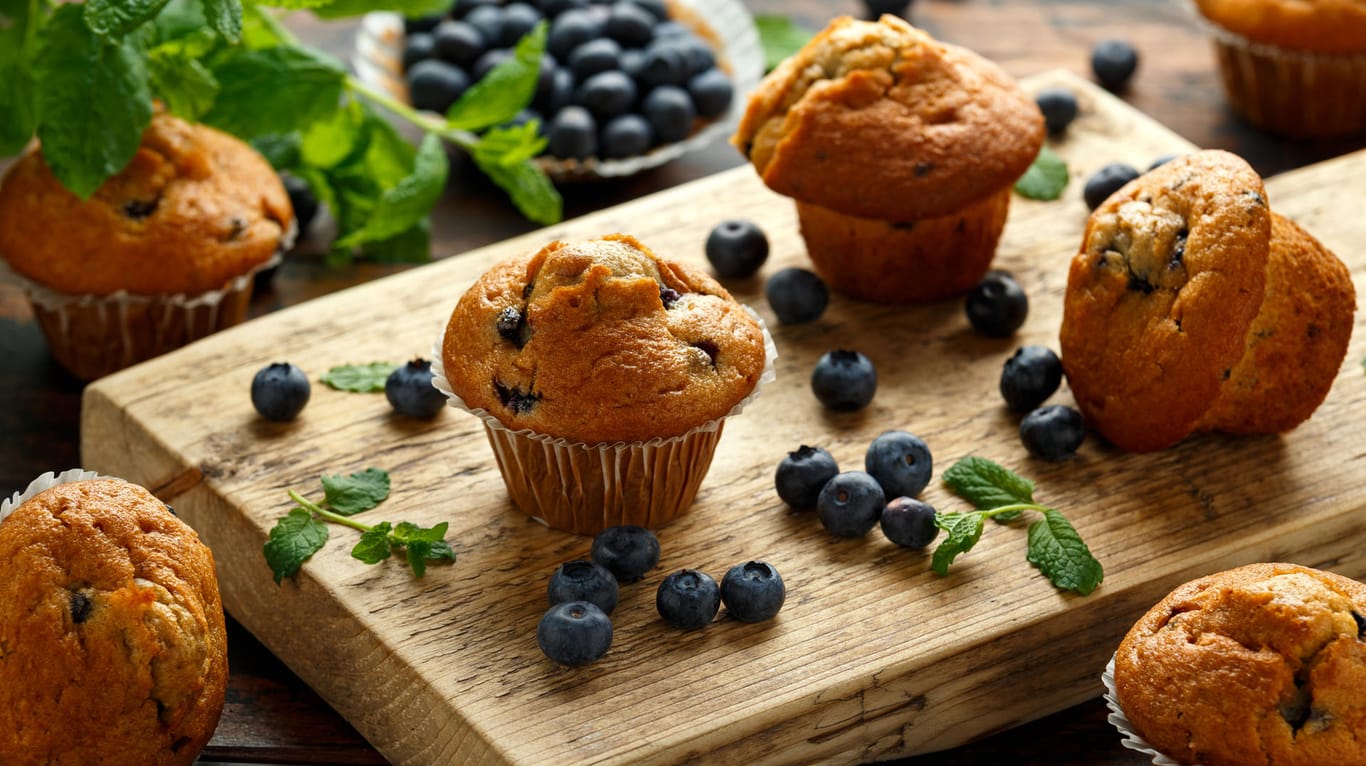 Muffins: Rühren Sie Beeren vorsichtig in den Teig ein, um dem Gebäck eine frühglinshafte Fruchtnote zu geben.