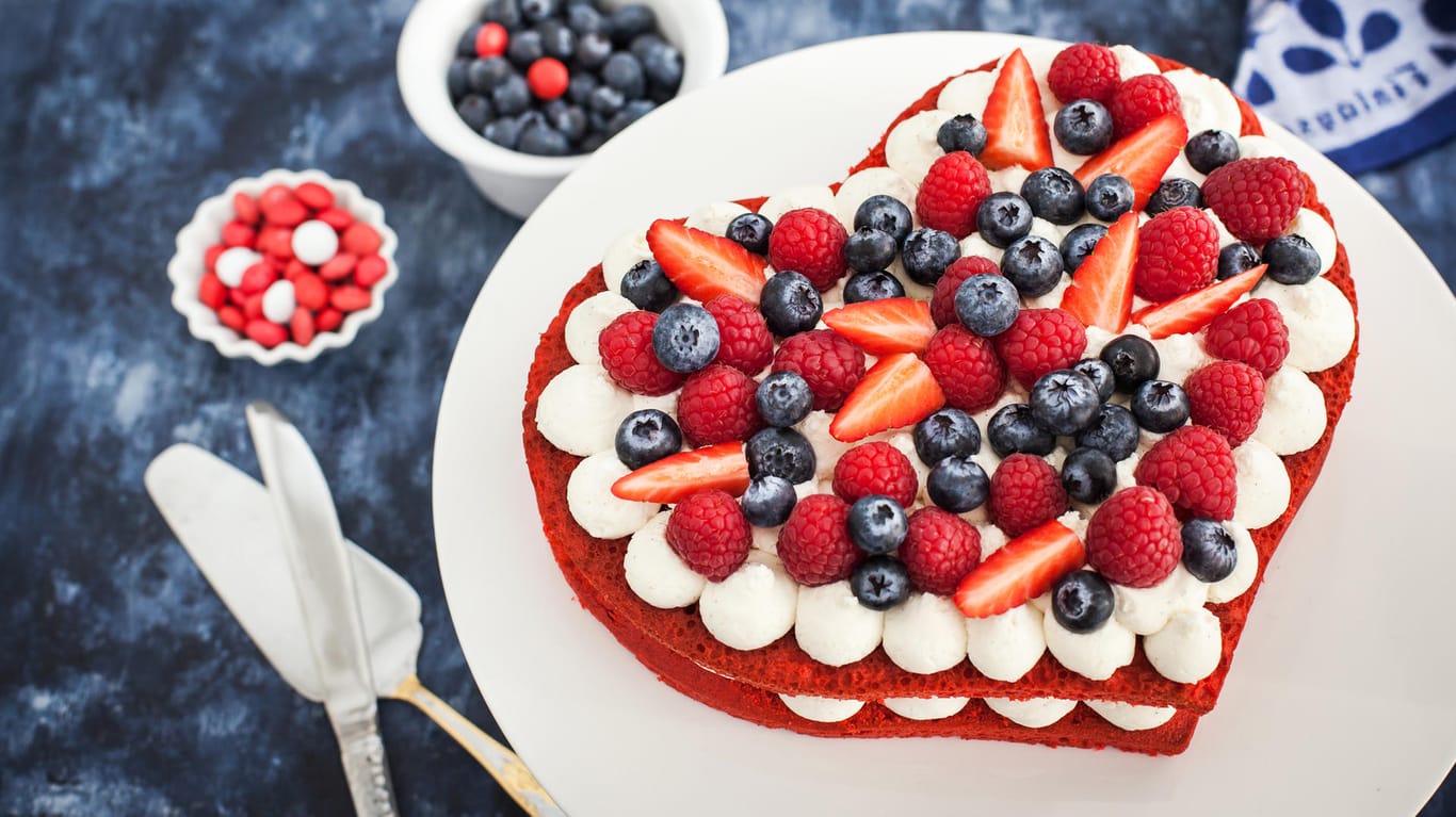 Kuchen: Sie können saisonales Obst und Beeren zur Dekoration Ihres Muttertagskuchens nutzen.