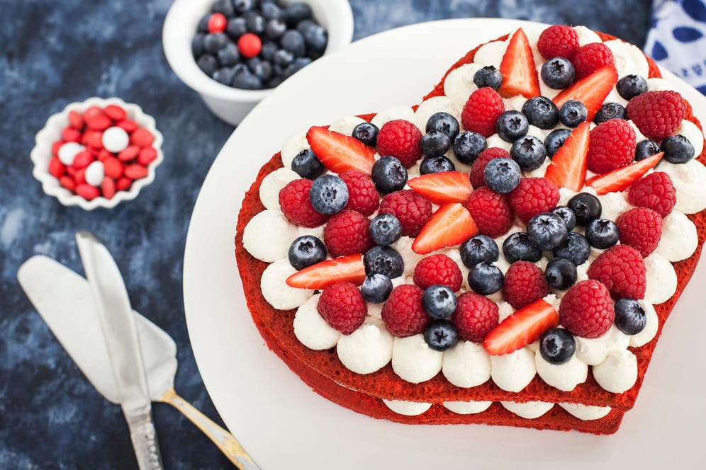 Kuchen: Sie können saisonales Obst und Beeren zur Dekoration Ihres Muttertagskuchens nutzen.