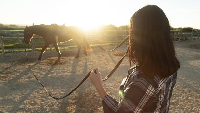 Eine junge Frau mit ihrem Pferd: Katharina ist gern geritten, bis ihr Reitlehrer sie missbraucht hat. (Symbolfoto)