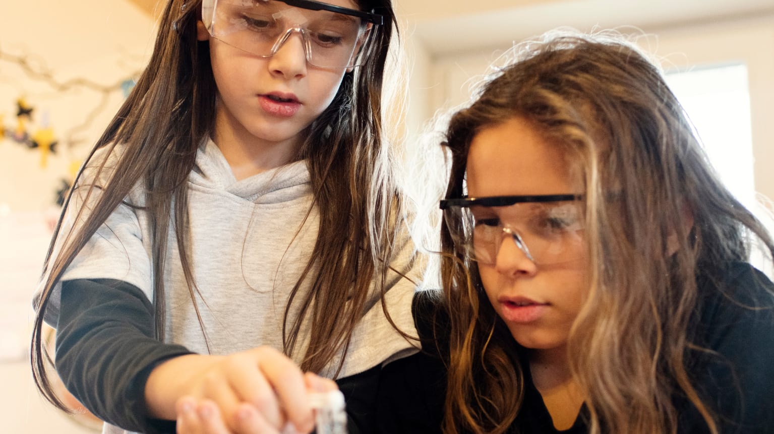 Der elfjährige Finn (rechts) und sein siebenjähriger Bruder Leif experimentieren für das Fach Chemie mit Eiern.