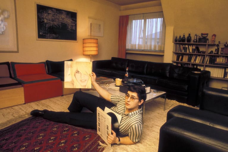 1967: Bei Fotoshooting in seinem Zuhause. Frank Elstner präsentierte im heimischen Wohnzimmer seine Platten.