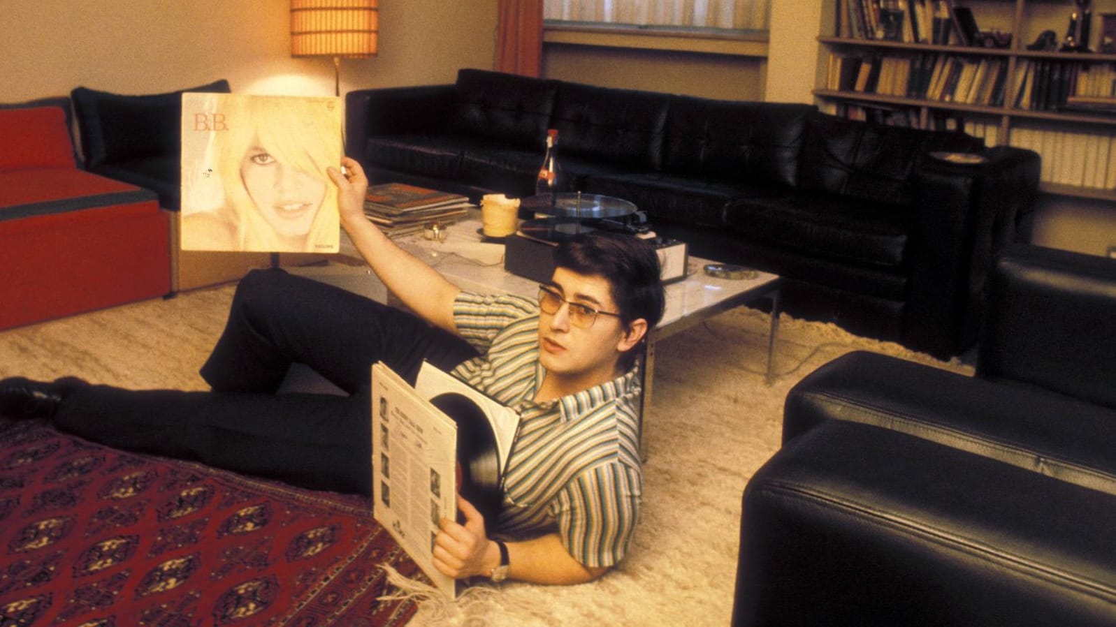 1967: Bei Fotoshooting in seinem Zuhause. Frank Elstner präsentierte im heimischen Wohnzimmer seine Platten.